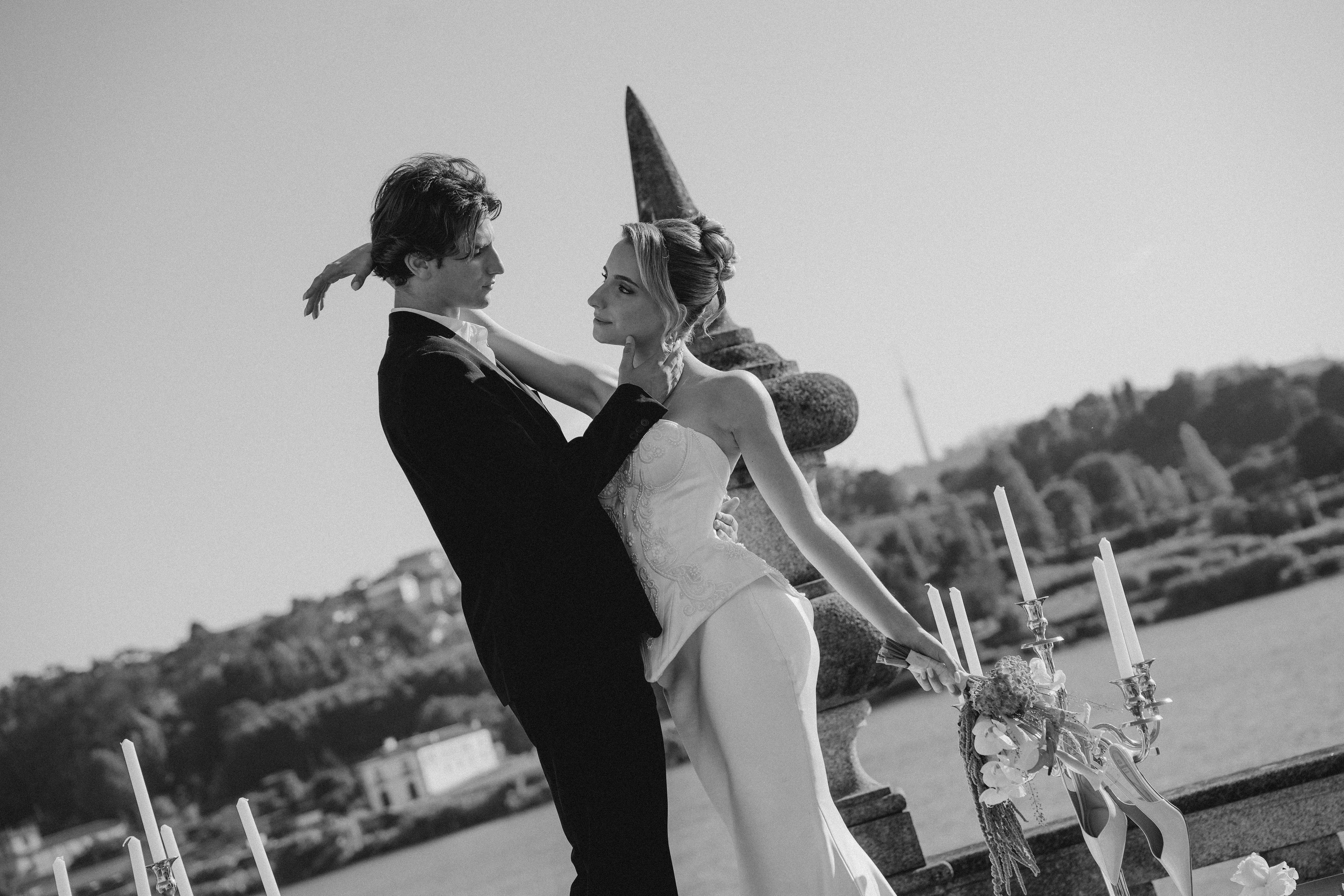 Couple embracing on the terrace of Palácio do Freixo above the river